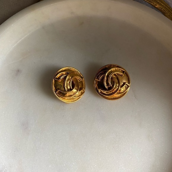Host pick Authentic Vintage Chanel gold plated Clip on earrings - Picture 9 of 17